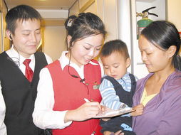 列车工作人员为旅客提供信息咨询服务